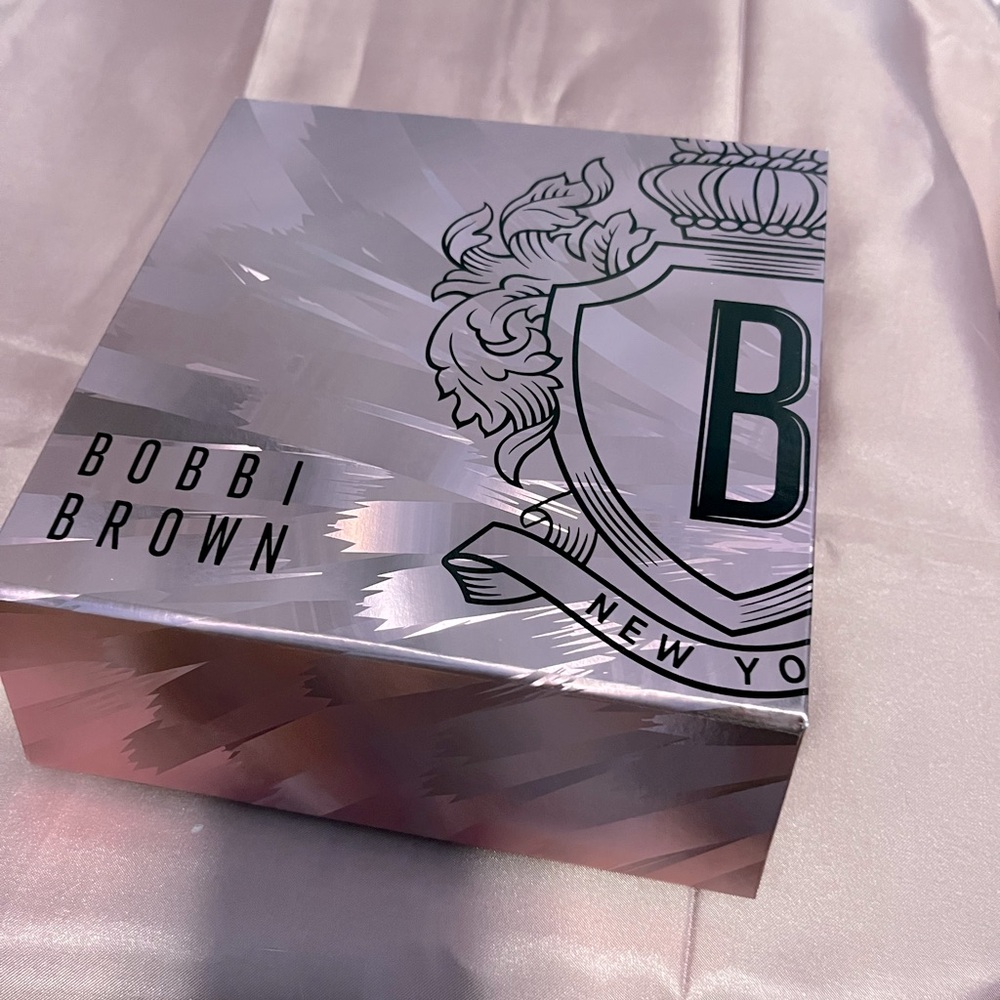 Bobbi Brown Makeup Set ( 9 items ALL NEW in a “ready to gift” deluxe box)